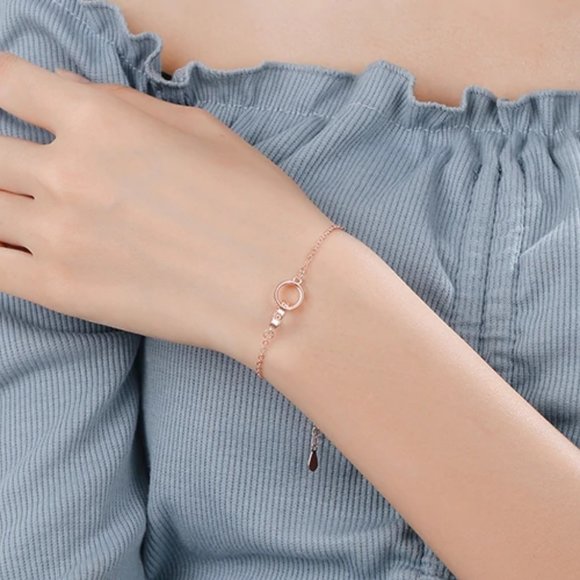 NEW Rose Gold Interlocking Circle Bracelet - Picture 3 of 8